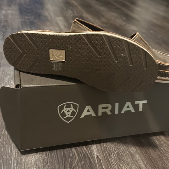 Ariat cruiser brown bomber like new worn once inside - Picture 3 of 4